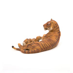 Figurine Tigresse couchée allaitant Papo en PVC, thème félins, Collection Animaux sauvages, jouet éducatif idéal pour enfants et collectionneurs